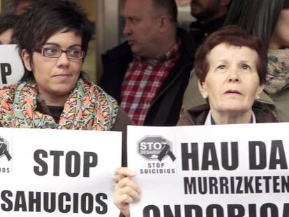 Grupo de manifestantes contra los desahucios.