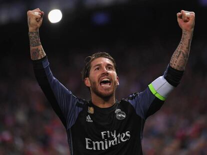 Sergio Ramos celebra el gol de Isco.