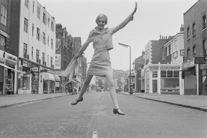 En Londres en 1966 luciendo uno de los estilismos aniñados con los que se hizo famosa.