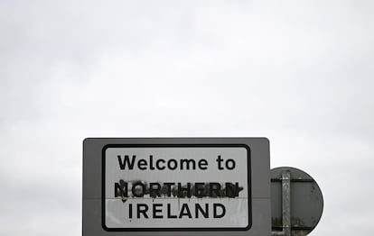 Una señal de frontera entre el Reino Unido y la República de Irlanda en Londonderry.