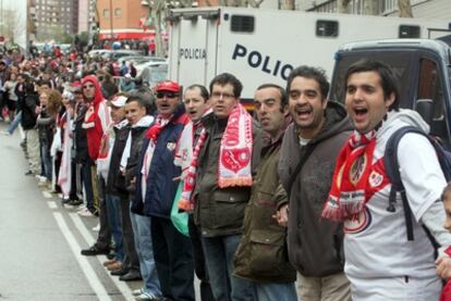 Manifestación de aficionados del Rayo Vallecano contra la direccion de Teresa Rivero.