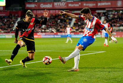 El defensa del Girona Miguel Ortega Gutiérrez, dispara ante Andrei Ratiu.