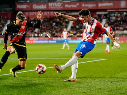 El defensa del Girona Miguel Ortega Gutiérrez, dispara ante Andrei Ratiu.