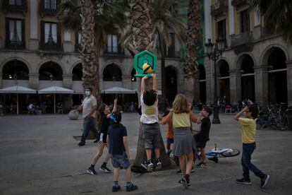 Actividades infantiles organizadas por los vecinos, el jueves en el Barrio Gótico de Barcelona.
