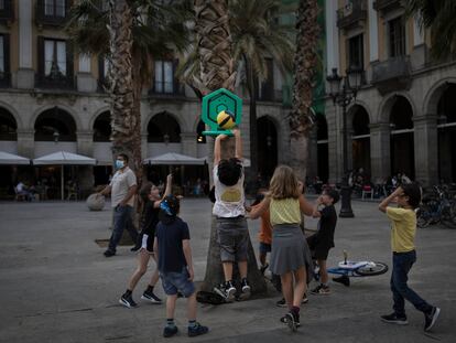 Actividades infantiles organizadas por los vecinos, el jueves en el Barrio Gótico de Barcelona.