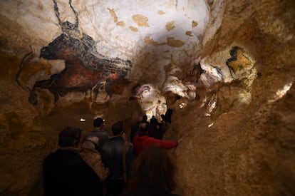 Las cuevas de Lascaux, en Montignac, al sur de Francia, son patrimonio mundial de la Unesco y hoy están vetadas a turistas. Descubiertas por cuatro adolescentes en 1940, en 1948 se abrieron al público atrayendo a numerosos curiosos. Una situación que se mantuvo hasta la primavera de 1963, cuando el Gobierno francés cerró la gruta porque las frágiles pinturas rupestres del lugar se estaban viendo afectadas por el gas carbónico desprendido durante las visitas. Las pinturas neolíticas de hace 17.000 años de la llamada sala de los toros de Lascaux se pueden ver hoy en el Lascaux Centre, una reproducción de la cueva construida a pocos kilómetros de distancia. Una réplica (en la imagen) en la que el visitante queda atrapado por la misma atmósfera fría y oscura (en la que también se ha puesto ambientación sonora). Más información Lascaux: <a href="http://www.lascaux.fr/es" target="_blank">www.lascaux.fr/es</a>