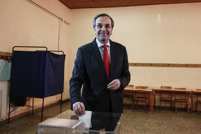 Andonis Samaràs, en el moment de votar en una mesa electoral a la ciutat de Pilos, a l'oest d'Atenes.