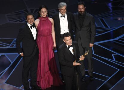 Sebastian Lelio (en primer plano), Nicolás Saavedra, Daniela Vega, Alejandro Goic y Pablo Larrain ganadores del Oscar a la mejor película de habla no inglesa por 'Una mujer fantástica'.