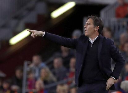 El entrenador del Celta, el argentino Eduardo Berizzo, durante el partido frente al FC Barcelona, en el Camp Nou.