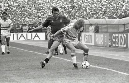 El Tango con el que se jugó la Eurocopa de Alemania de 1988 fue el último modelo del Tango, llamado Tango Europa, que se había utilizado hasta ahora. En la imagen, Gordillo pelea la pelota con un jugador danés.