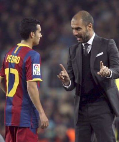 Perdo habla con Guardiola en la temporada 2010-2011.