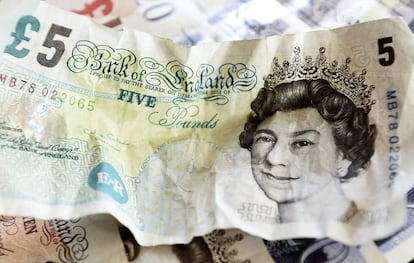 Billete de cinco libras. El Banco de Inglaterra ha adoptado medidas dr&aacute;sticas para combatir los efectos del voto por el &quot;brexit&quot;. 