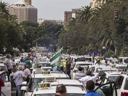 Protesta de taxistas contra las licencias VTC, en Málaga. 