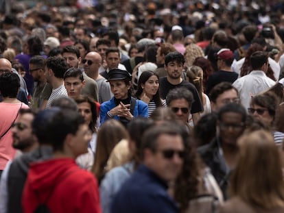 A les seves pàgines s’analitza l’impacte sobre la població i les seves condicions de vida de grans fenòmens mundials.