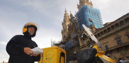 Un empleado de Correos, en la Plaza del Obradoiro de Santiago de Compostela. 