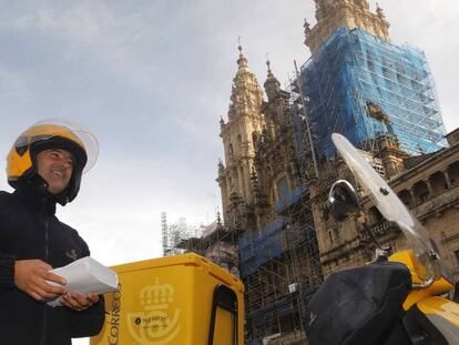 Un empleado de Correos, en la Plaza del Obradoiro de Santiago de Compostela. 