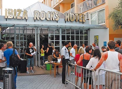 La puerta del hotel Ibiza Rocks, con su rtulo al estilo de Las Vegas, minutos antes del concierto. Antes era propiedad exclusiva de un empresario balear. Ahora, en las habitaciones cuelgan cuadros de The Libertines.