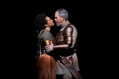 La soprano Julia Bullock y el barítono Gerald Finley en la primera escena del segundo acto de ‘Antony & Cleopatra’, el sábado en Barcelona