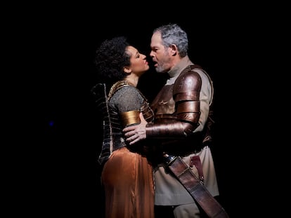La soprano Julia Bullock y el barítono Gerald Finley en la primera escena del segundo acto de ‘Antony & Cleopatra’, el sábado en Barcelona