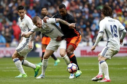 El centrocampista alemán del Real Madrid Toni Kroos (2i) disputa un balón con el jugador portugués del Valencia Luis Nani (2d).