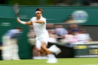 Federer persigue la pelota durante el partido contra Falla.