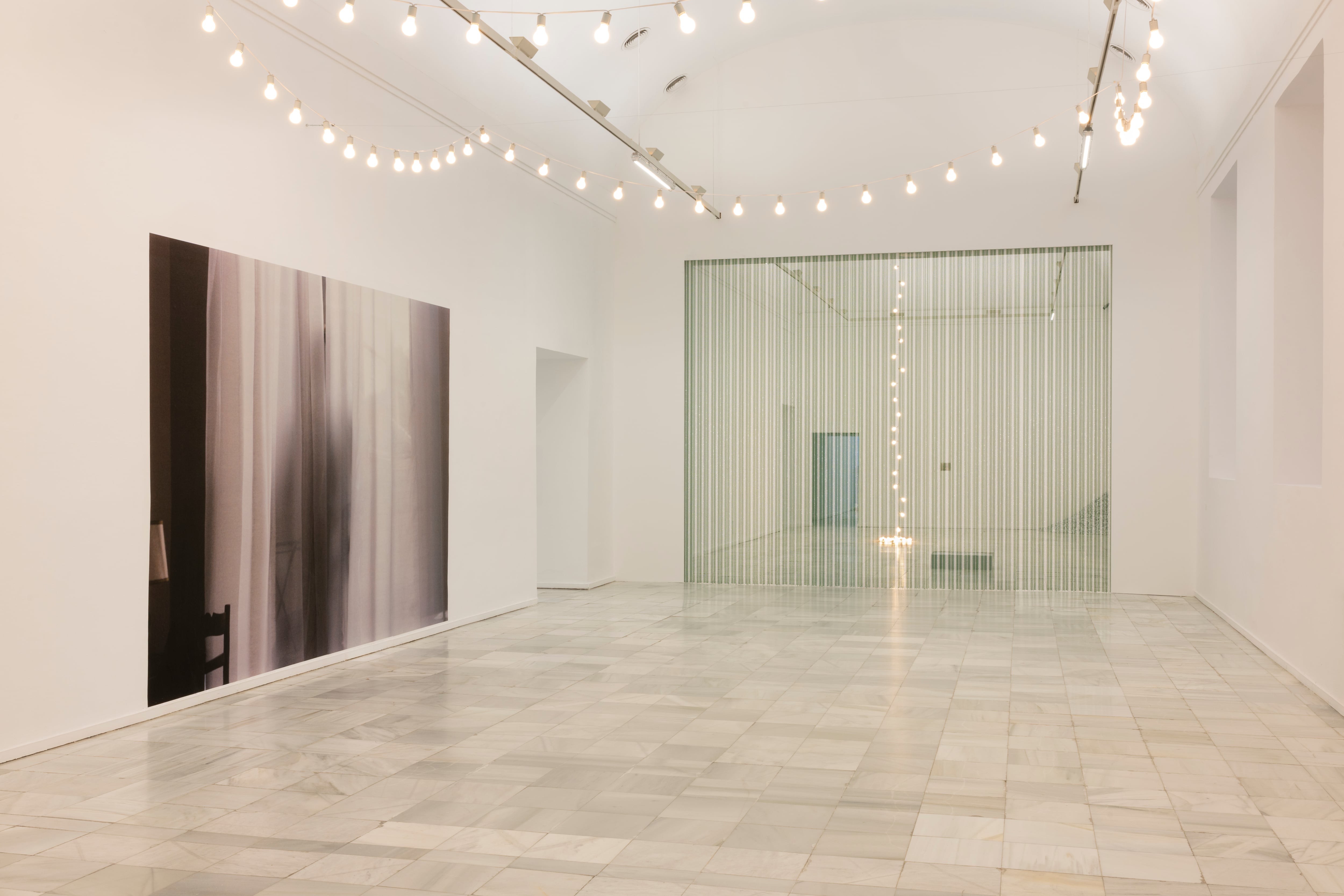 De izquierda a derecha:  'Untitled', 1992. Valla publicitaria. Dimensiones variables según la instalación. 'Untitled (Arena)', 1993. 60 bombillas, portalámparas de porcelana, cable eléctrico y regulador de intensidad. Dimensiones variables según la instalación. 'Untitled (Beginning)', 1994. Cortinas de cuentas y dispositivo de suspensión. Dimensiones variables según la instalación.