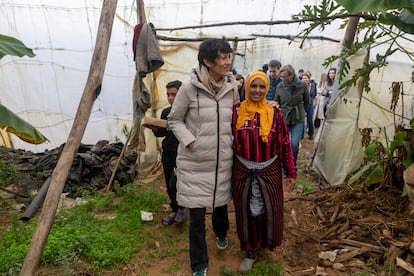 La ministra de Migraciones, Elma Saiz, y la migrante temporera Aziza Zbirat, el sábado en Ben Mansur (Marruecos).