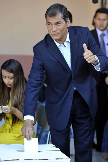 El presidente ecuatoriano, Rafael Correa, deposita su voto en Quito.