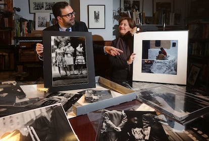 Los coleccionistas Adolfo Autric y Charo Tamayo, en su casa de Madrid.