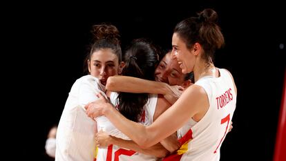 María Conde, Laia Palau y Alba Torrens abrazan a Maite Cazorla tras el triunfo ante Serbia