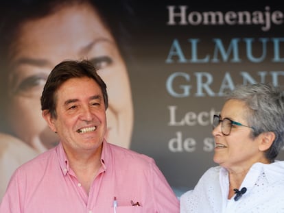 El poeta y director del Instituto Cervantes, Luis García Montero, viudo de la escritora Almudena Grandes, con la directora de la Feria del Libro de Madrid, Eva Orúe, durante el homenaje a Grandes en el parque del Retiro.