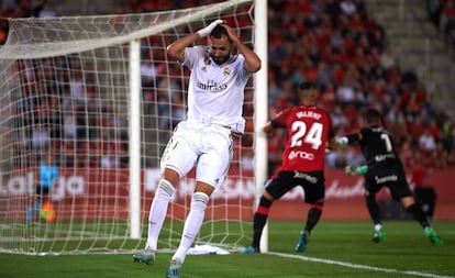 Benzema lamenta su disparo al palo en el partido ante el Mallorca.