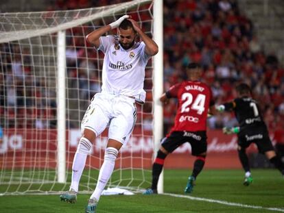 Benzema lamenta su disparo al palo en el partido ante el Mallorca.