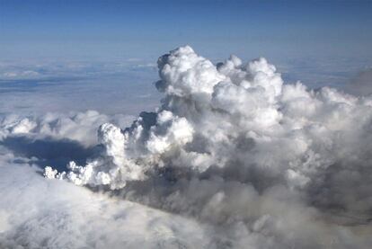 La nube de cenizas se eleva 6.700 metros del suelo. En esta imagen tomada por la Guardia Costera islandesa se puede ver la impresionante columna de humo y ceniza que sale del volcán que está a 200 metros de profundidad.