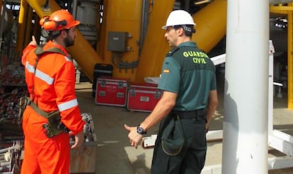 Inspección de la Guardia Civil a la plataforma Castor en octubre.