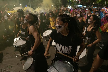 La Megaprocesión arrancó alrededor de las 19.00 en el Ángel de la Independencia. Sin embargo, desde la mañana de este domingo, cientos de participantes comenzaron a congregarse sobre Paseo de la Reforma, una de las principales avenidas de la capital. En la imagen, un grupo de batucada durante la Megaprocesión.