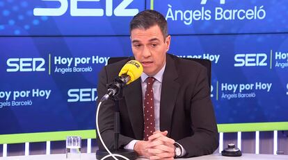 El presidente del Gobierno, Pedro Sánchez, es entrevistado por Àngels Barceló en el programa 'Hoy por Hoy'.