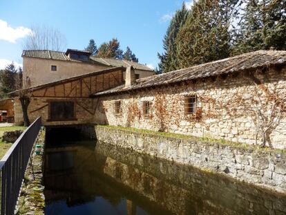 A la vista están el engranaje del antiguo molino, con su turbina, motor, caz y socaz. Es una de las imágenes más singulares de esta propiedad, que ha sido rehabilitada, pero que conserva elementos rústicos, como suelos de barro o vigas de madera vista.