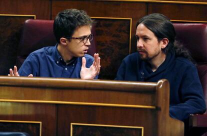 Íñigo Errejón y Pablo Iglesias (d) el 20 de diciembre en el Congreso.