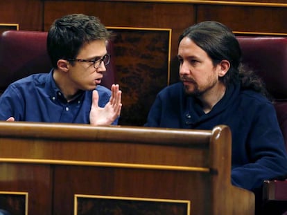 Íñigo Errejón y Pablo Iglesias (d) el 20 de diciembre en el Congreso.