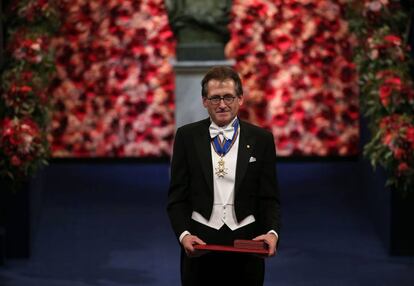 Bernard Lucas 'Ben' Feringa tras recibir el premio Nobel de Química en Estocolmo (Suecia).
