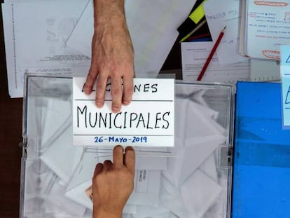 Una persona ejerce su derecho al voto este domingo durante las elecciones municipales y europeas del 26M.