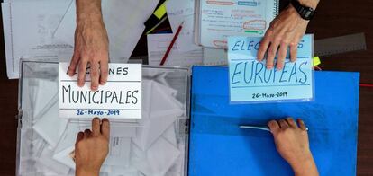 Una persona ejerce su derecho al voto este domingo durante las elecciones municipales y europeas del 26M.