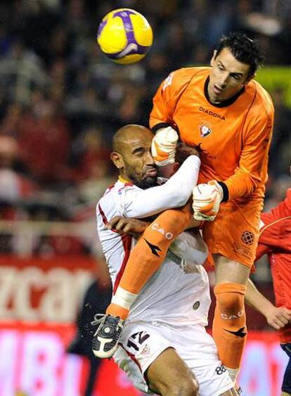 Kanouté choca con Roberto en disputa por la pelota.