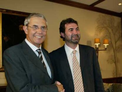 Emilio Pérez Touriño, a la izquierda, y Anxo Quintana, en la reunión de ayer en Santiago de Compostela.