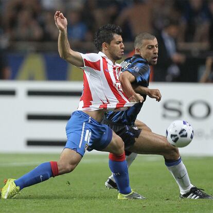 Agüero, autor del segundo gol del Atlético,  se pelea por el balón