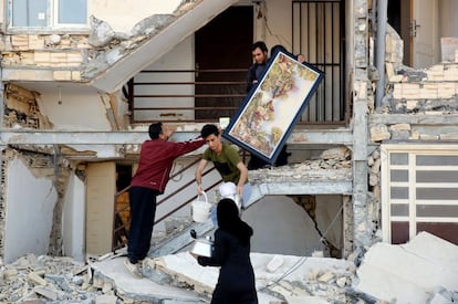 Víctimas del fuerte terremoto de 7,3 grados en la escala de Richter que asoló la provincia de Kermanshah rescatan sus pertenencias de los edificios dañados en la ciudad de Pole-Zahab (Irán).