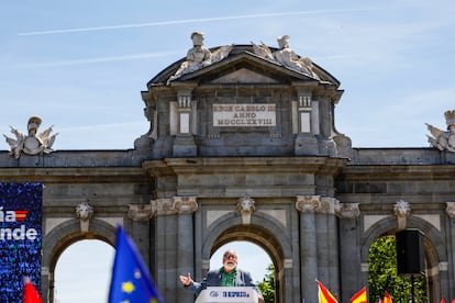 Fernando Savater, filósofo y escritor, en un momento de su intervención con la Puerta de Alcalá al fondo.