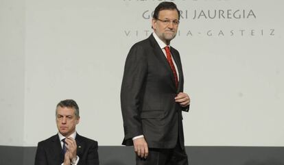 Íñigo Urkullu y Mariano Rajoy en un acto sobre la memoria de las víctimas de ETA en Vitoria