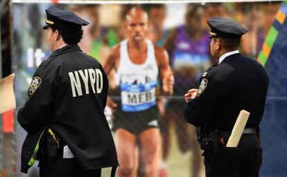 Agentes del Departamento de Polícía de Nueva York vigilan la línea de meta del Maratón de Nueva York, el 5 de noviembre de 2017.